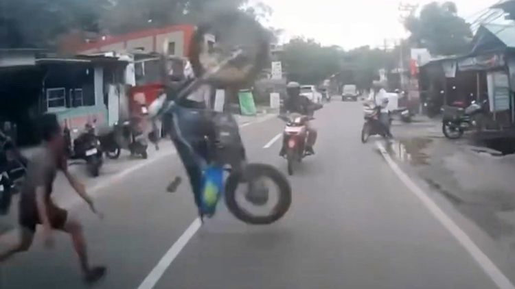 影片｜翹孤輪KLX150變凶器　整輛車飛砸對向騎士奪命