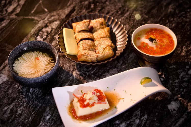 甜點「萬丹紅豆鍋餅」、「菊花豆腐」深受粉絲喜愛。二本松涮涮屋提供