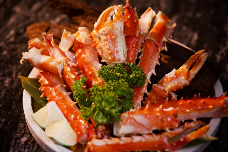 「奶油大蔥烤帝王蟹腳」濃郁奶香與蟹肉甜味在舌尖化開。二本松涮涮屋提供