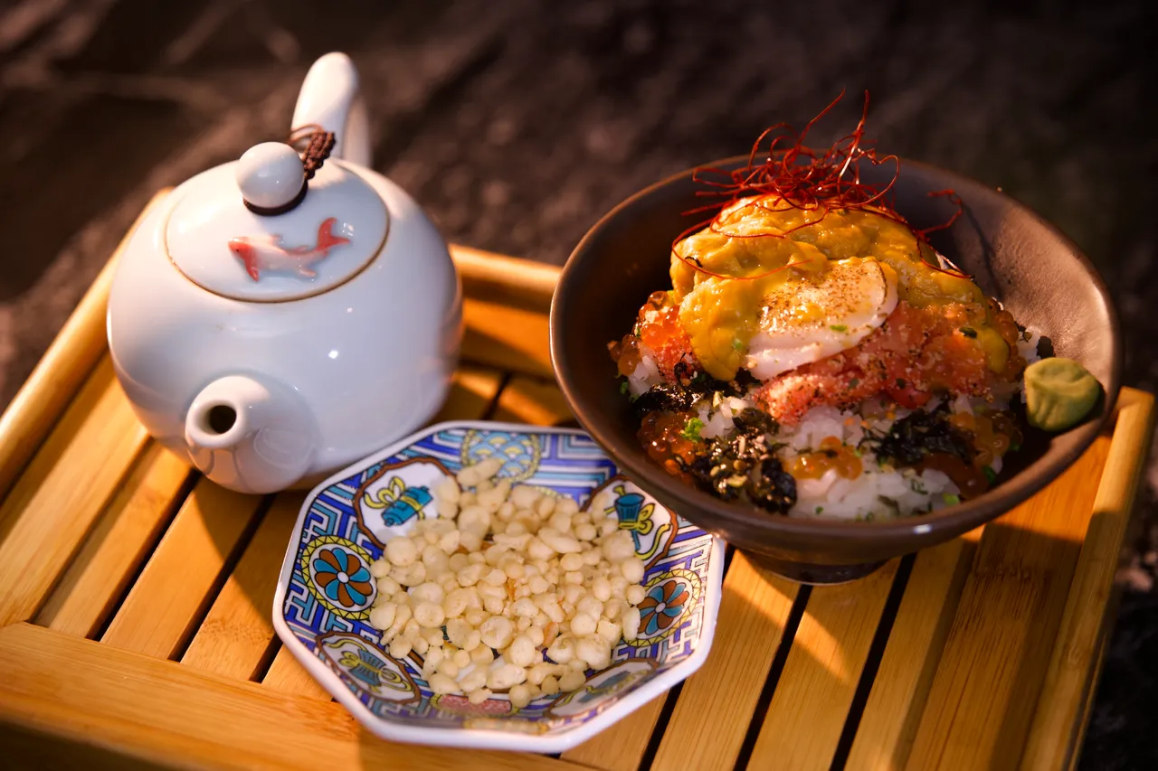 「北海道海胆明太子茶泡饭」带给味蕾多重享受。二本松涮涮屋提供