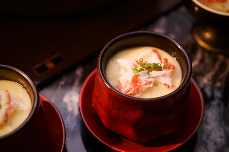  「帝王蟹肉蒸蛋」入口軟滑、香氣四溢。二本松涮涮屋提供