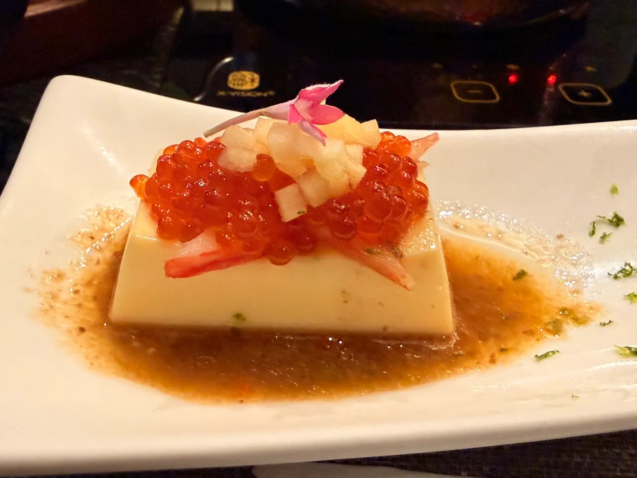 蟹肉鲑鱼卵豆腐。陈扬盛摄