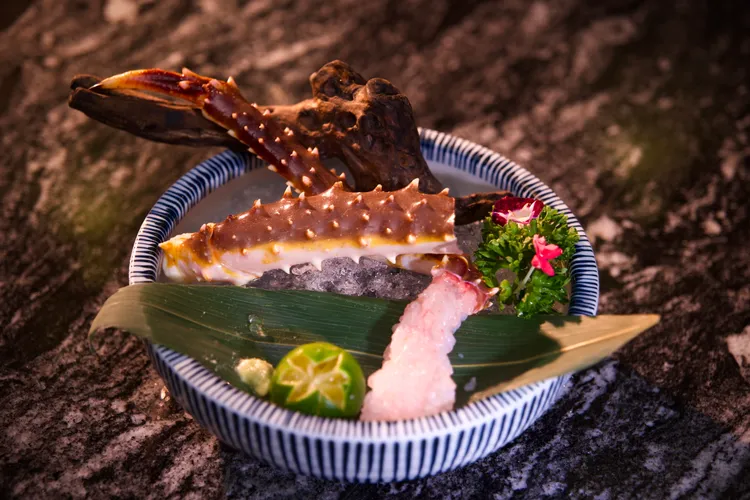 「帝王蟹腿生食」肉質Q彈出滿大海鮮味。二本松涮涮屋提供