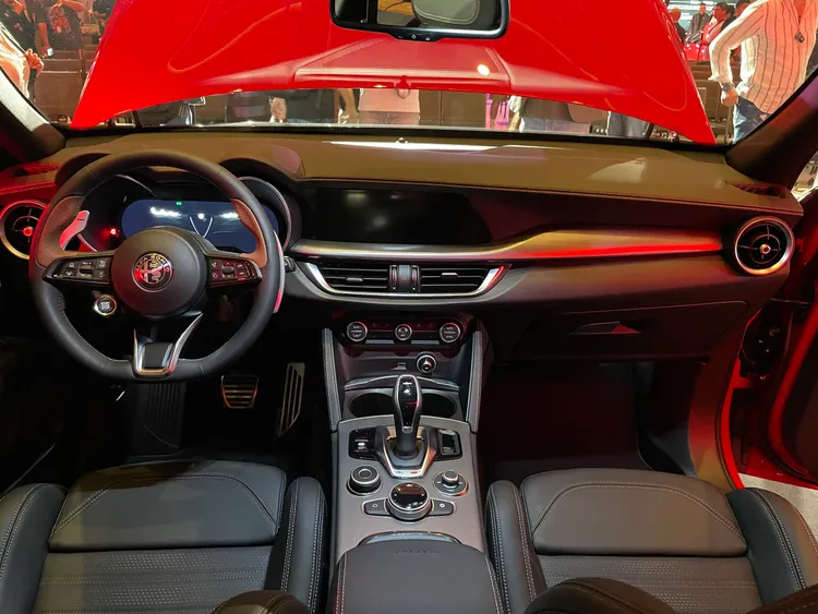 Giulia與Stelvio的座艙設計以駕駛者為核心，全車系搭載12.3吋Cannocchiale全數位儀錶板，中控則為8.8吋HD觸控螢幕。林浩昇攝