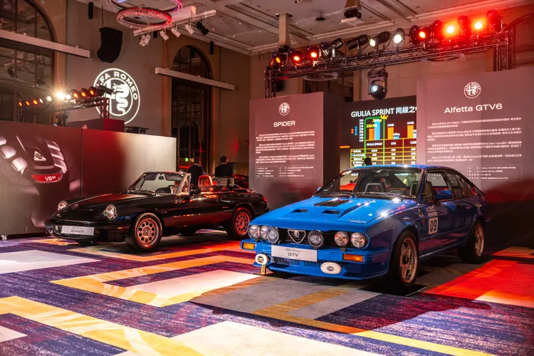 Alfetta GTV6 2.5(右)1972年誕生的Alfetta車系，將四門房車的實用性與跑車靈魂完美融合。獨特的 De Dion 式後懸吊與後置式變速箱，造就近乎 50:50 車重分配，造就精準操控與出色的循跡表現，成就經典傳奇。 而SPIDER(左)在1966年問世，由Pininfarina設計的雙座敞篷Spider，以優雅身形風靡全球。曾於經典電影《畢業生》亮相，成為象徵自由、青春與義式浪漫的文化符號。業者提供