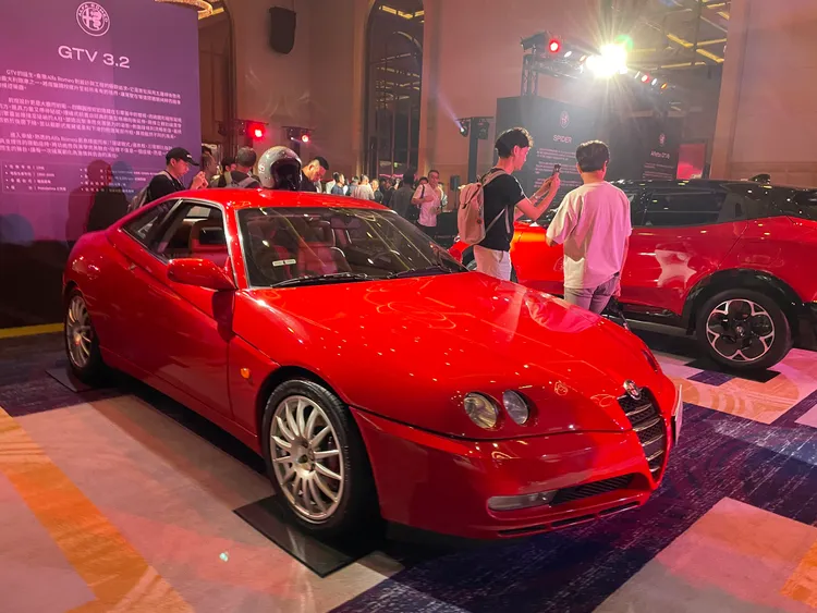 GTV承襲Alfa Romeo對駕馭的極致追求，採用五連桿後懸吊與大膽四圓燈設計，結合動感外觀與純粹操控。座艙以潛望鏡式儀表與運動化座椅，營造熱血駕馭氛圍。林浩昇攝