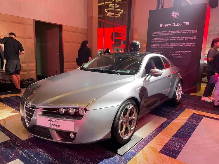 由義大利知名設計師Giorgetto Giugiaro操刀，Brera於2002年以概念車驚豔日內瓦車展，隨後量產並榮獲國際設計大獎。兼具前衛美學與Q4四驅性能，體現Alfa Romeo對設計與駕馭的雙重執著。林浩昇攝