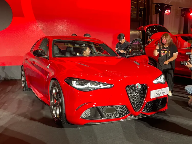 性能旗艦Giulia Quadrifoglio搭載Ferrari技術為基礎的2.9升V6雙渦輪增壓引擎，輸出高達520hp、600Nm，0–100km/h加速僅3.9秒。林浩昇攝