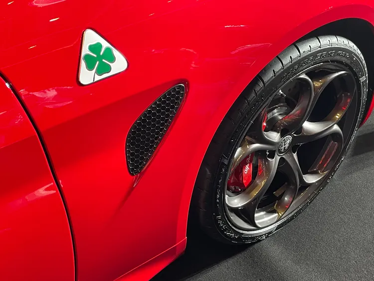 Giulia Quadrifoglio搭配碳纖維傳動軸、主動空力套件與碳纖維輕量化車體，完整詮釋「四葉草」性能信仰。林浩昇攝