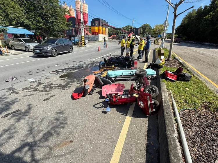 電動代步車被大型重機撞到解體。民眾提供