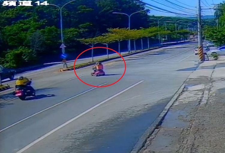 畫面曝光！苗栗台1線電動代步車鬼切　遭大重機猛撞釀1死2傷