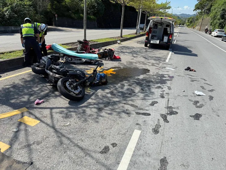 大型重機閃避不及，撞上突然左切的電動代步車。民眾提供