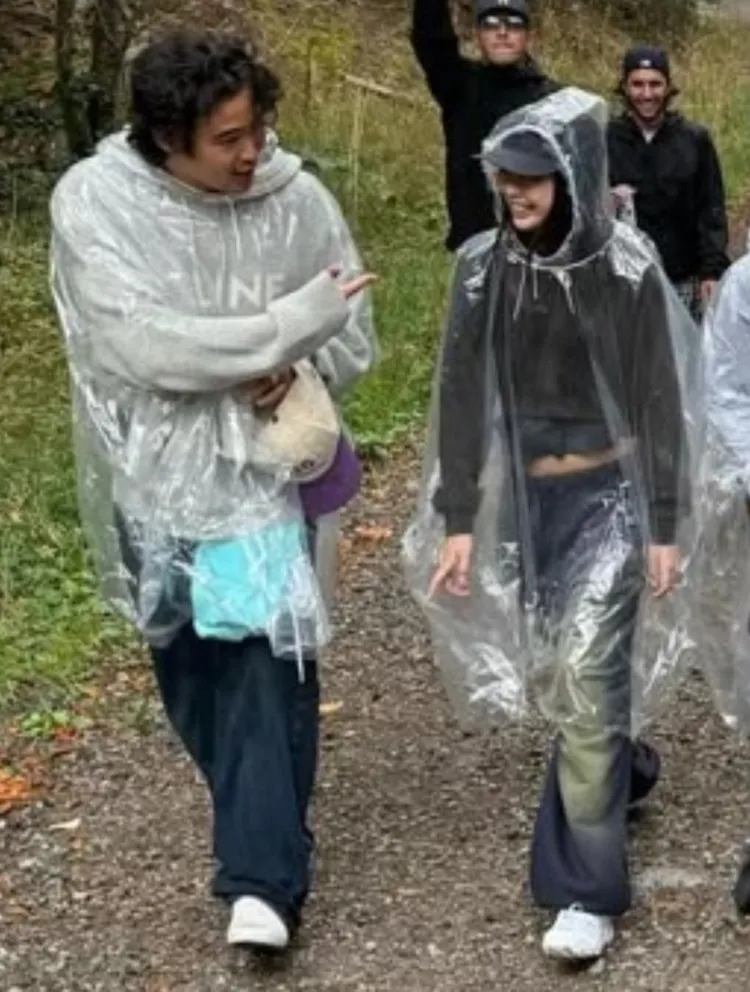 Jennie（右）跟Nicholas Hiraga有說有笑。翻攝X