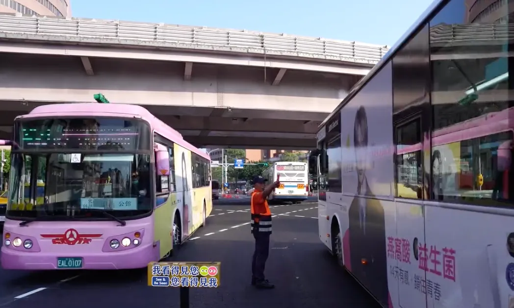 多条公车改停靠大客车专用道,包括捷运公馆站、水源市场站与师大分部站。翻摄脸书台北交通大家谈