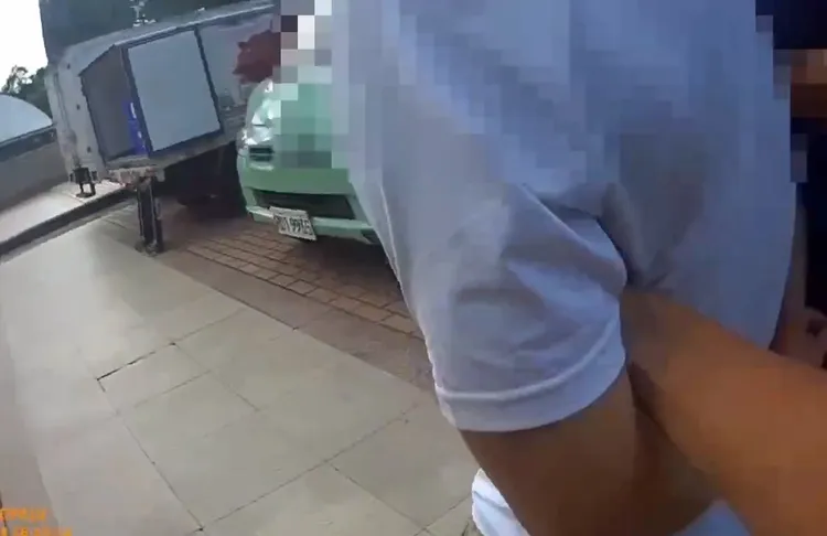 謝男被上銬帶回。警方提供