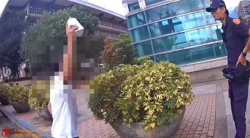 台南詐欺通緝犯流落北車當街友 警盤查他竟怒砸飲料當場遭壓制