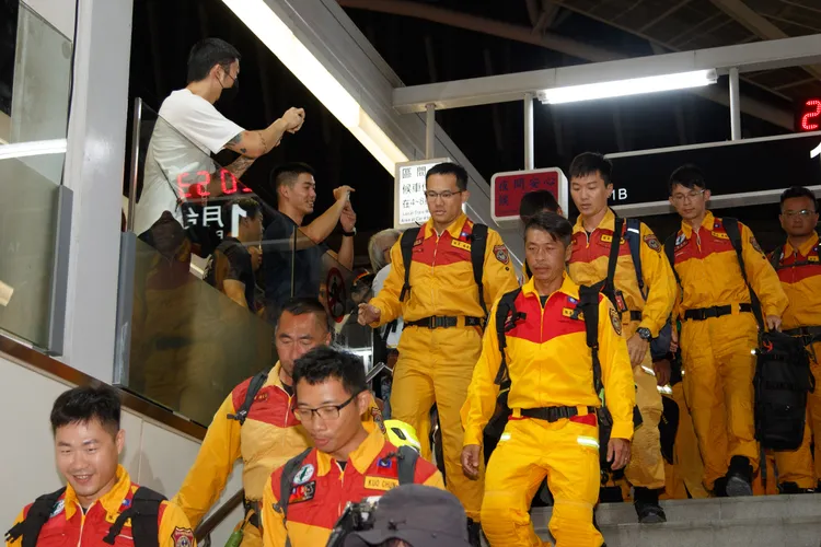 27名消防人員與2隻搜救犬先行返台中，走出火車站月台時受到民眾熱情迎接。民眾提供