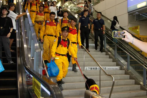 超暖!台中搜救英雄27人2犬返鄉 火車站民眾掌聲迎接