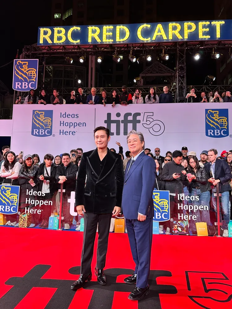 李秉憲（左）與導演朴贊郁以《殺人啟弒》，受邀走多倫多影展紅毯。龍祥電影提供