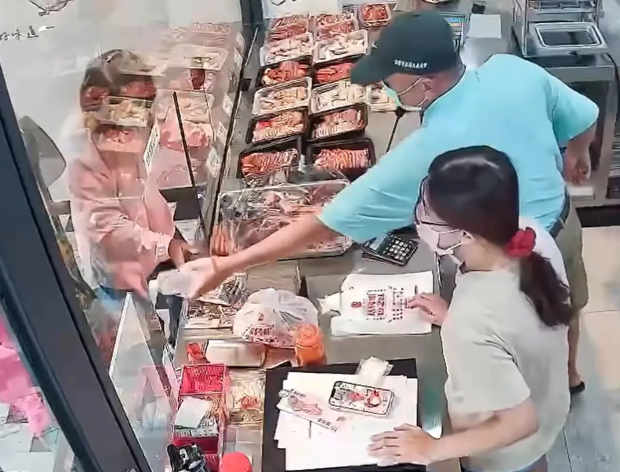 当时老板在店内,马上说「调监视器」,还拿冰水要请对方喝。取自《Threads》基仔明熏之味