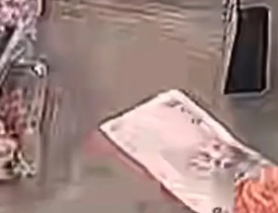 店家監視器畫面拍到紅色紙鈔，網友笑說「1000元是這顏色嗎？」。取自《Threads》基仔明燻之味