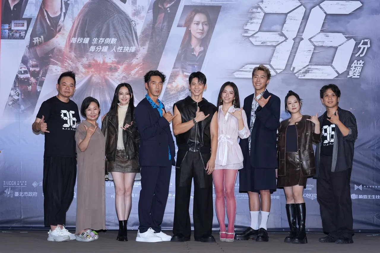 监制邹介中(左起)、吕雪凤、姚以缇、李李仁、林柏宏、宋芸桦、蔡凡熙、孔令元和导演洪子烜。摄影中心摄