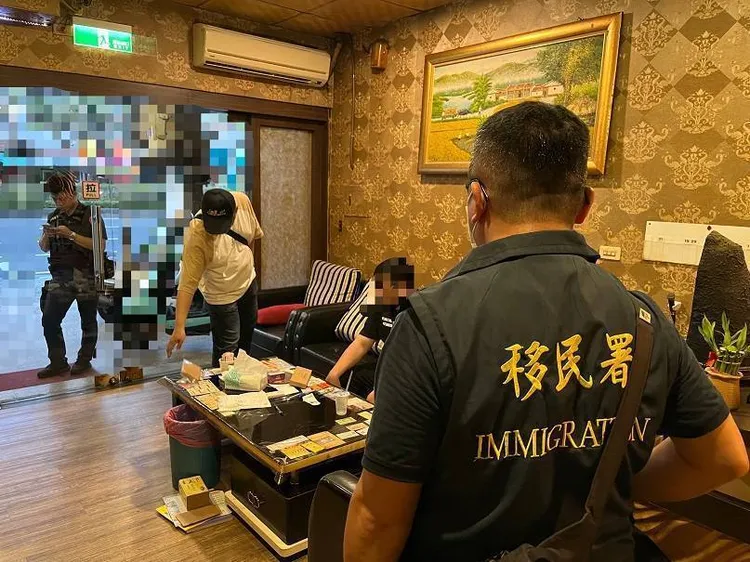 嘉義專勤隊發現賣淫越籍女竟是合法來台看護，一查發現「有貓膩」。民眾提供