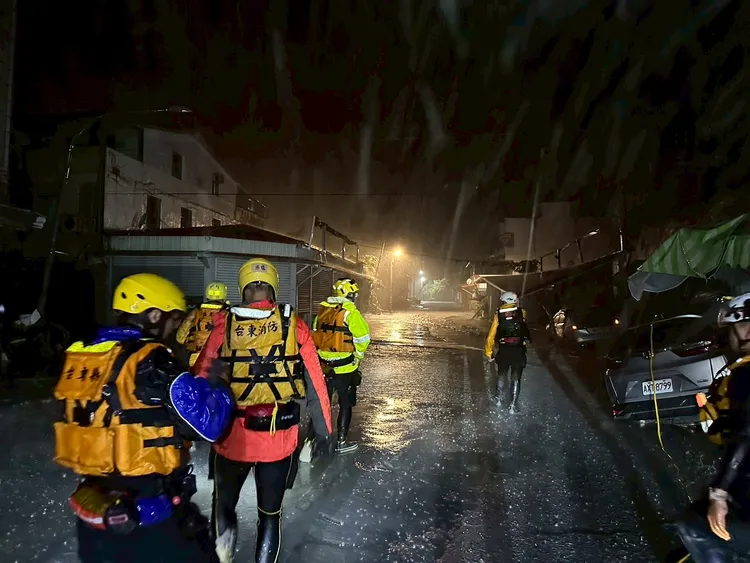 救災人員挺進民宅搶救受困民眾。中央災害應變中心提供