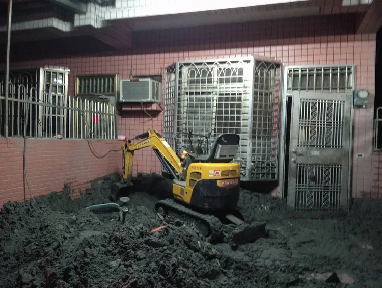 民間怪手搶在晚上協助清除民宅污泥，試著找到疑似失聯民眾。讀者提供