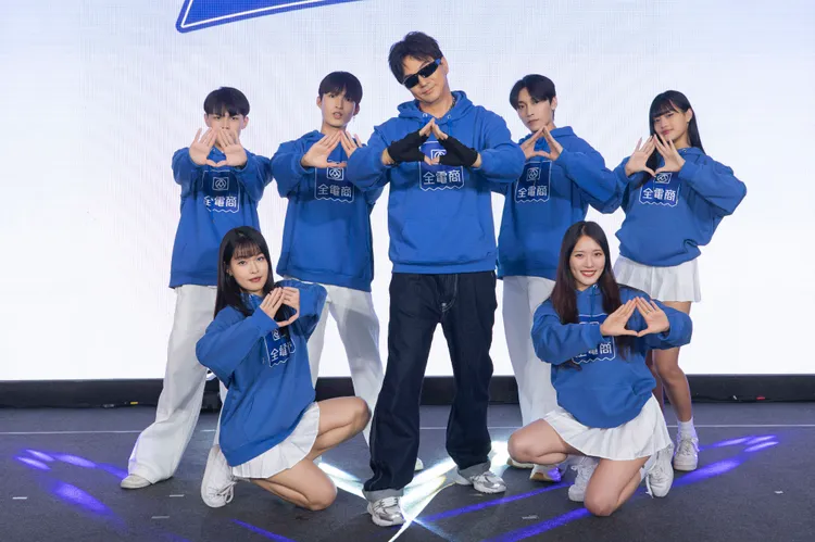 「全聯先生」邱彥翔（中）變身全電商先生現身代言。全聯提供