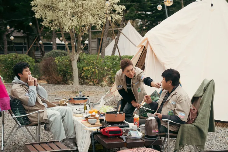 一家三口露營過夜，享受難得的早餐時光。客台提供