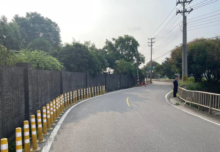 機車疑似過彎不慎失控撞圍牆。民眾提供