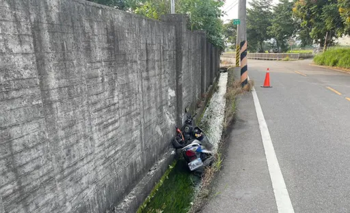 台中男騎士過彎不慎 自撞圍牆栽水溝送醫