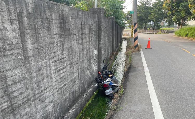 台中男騎士過彎不慎　自撞圍牆栽水溝送醫