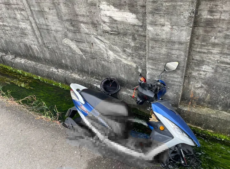 機車撞上圍牆後卡水溝內，林姓騎士受傷送醫。民眾提供