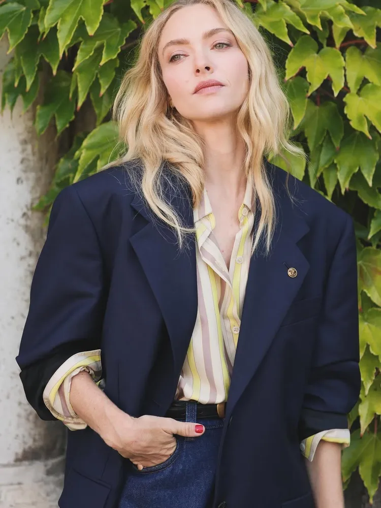 亞曼達席菲德演繹同套Versace穿搭。翻攝IG