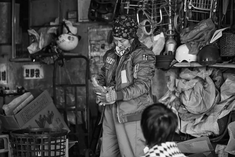 楊麗音劇中做回收撿到神像。公視台語台提供