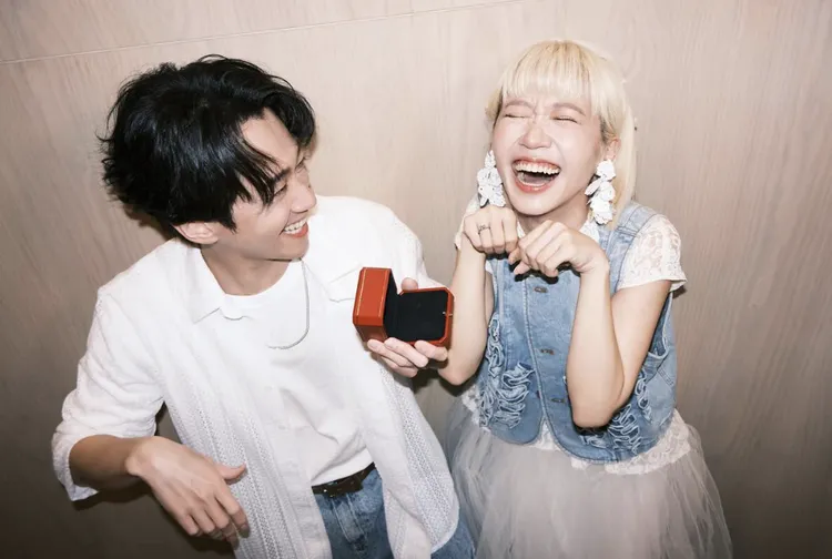 Lulu與陳漢典宣布婚訊，兩人的定情戒出自卡地亞。翻攝IG