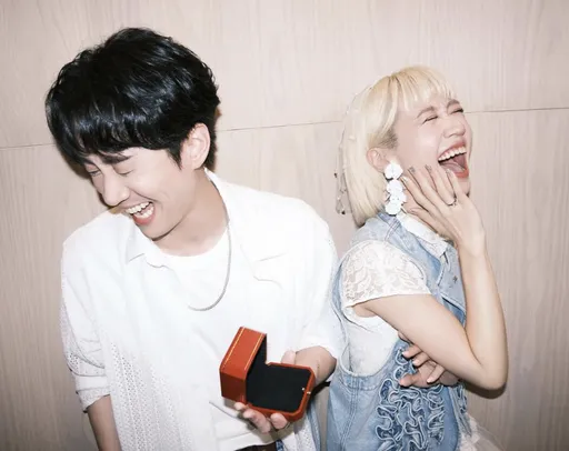 Lulu、陳漢典宣布結婚! 他捧卡地亞鑽戒套牢她