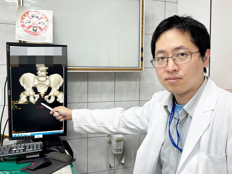 42歲男遭沙袋砸中大失血　骨盆爆、腸外露！醫師鬼門關前救人
