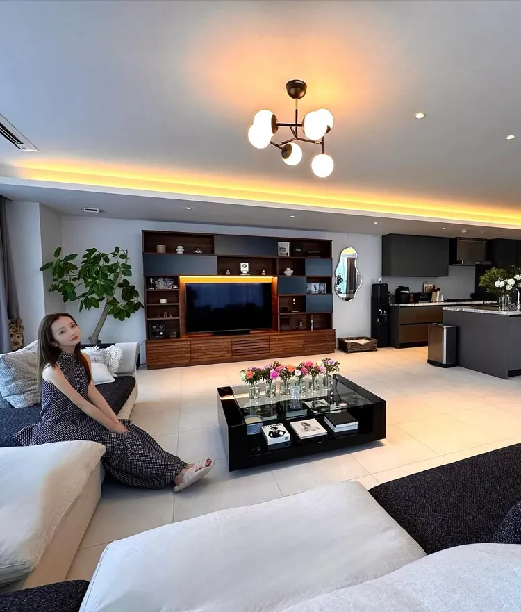 板野友美新家講求高級飯店感，花100萬日圓訂製電視櫃價。翻攝板野友美IG