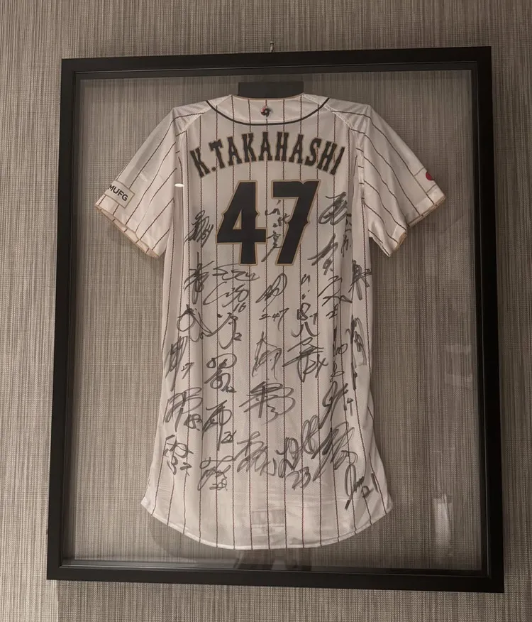 男主人高橋奎二的WBC球衣有大谷翔平、達比修有等隊友的簽名，特地裱框放在客廳。翻攝板野友美IG