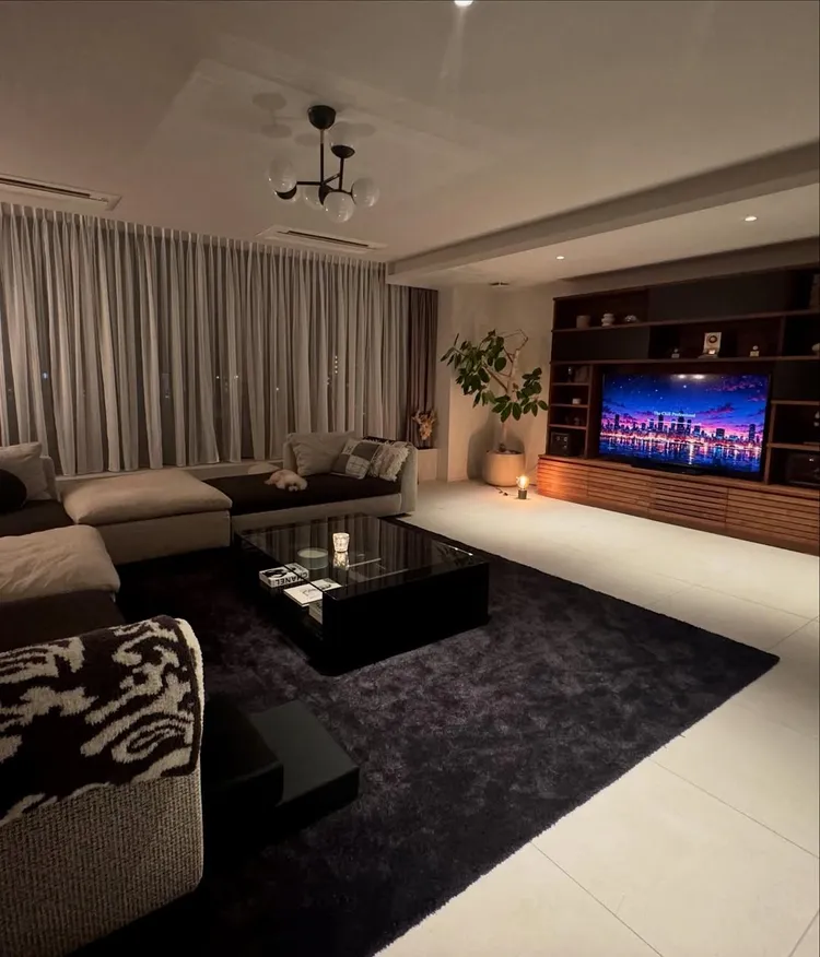 客廳增添了地毯。翻攝板野友美IG