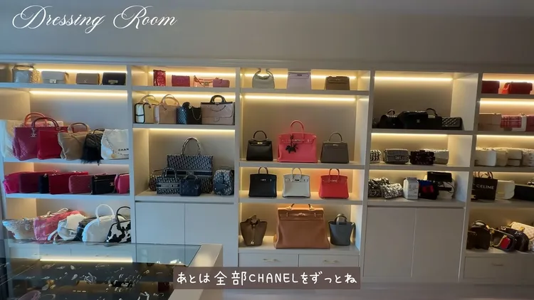 板野友美將名牌包擺滿整面牆，以CHANEL佔大宗，部分是Chrome Hearts、Dior、Hermès、Louis Vuitton、Celine等。翻攝板野友美YT