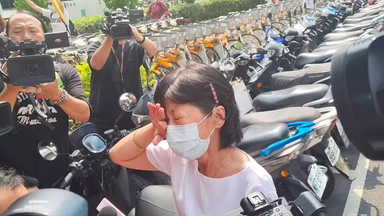 陳佩琪見到囚車駛離，激動地掩面哭泣。張欽攝