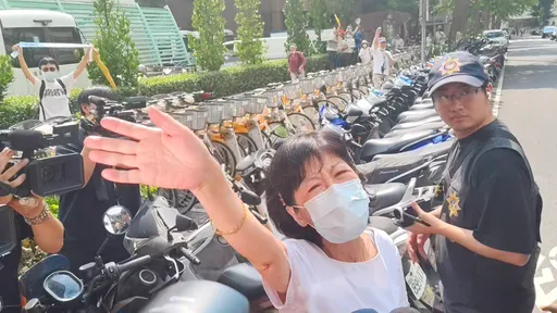 柯文哲還押看守所!陳佩琪掩面痛哭 揮手淚別丈夫