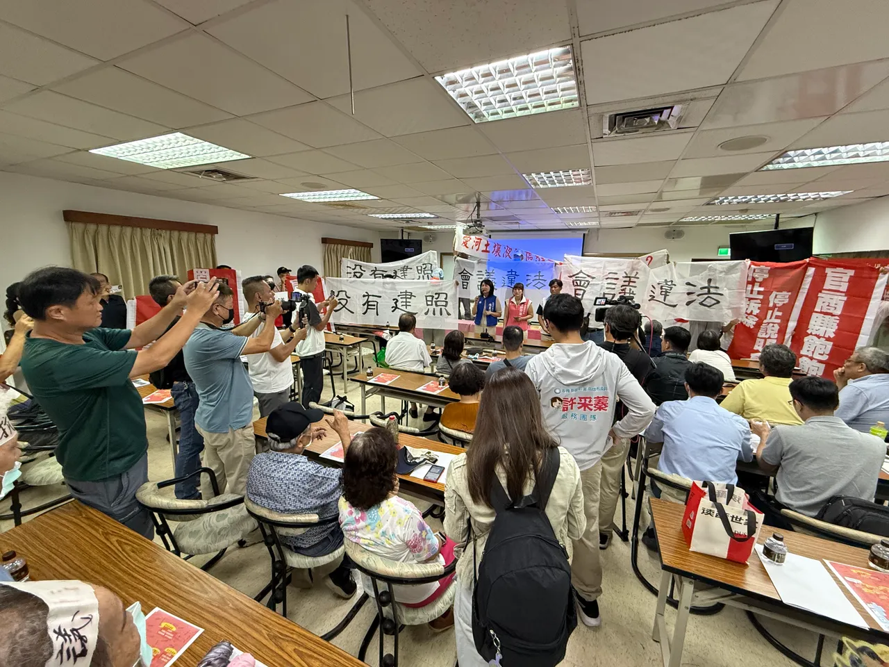 今日说明会争吵画面。叶家铭摄