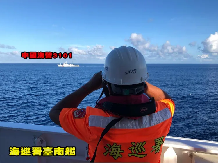 海巡「台南艦」前往驅離並監控動向，昨天下午中國海警船才離開。海巡署提供