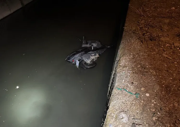 女大生機車遭竊被推入排水溝。中壢警分局提供