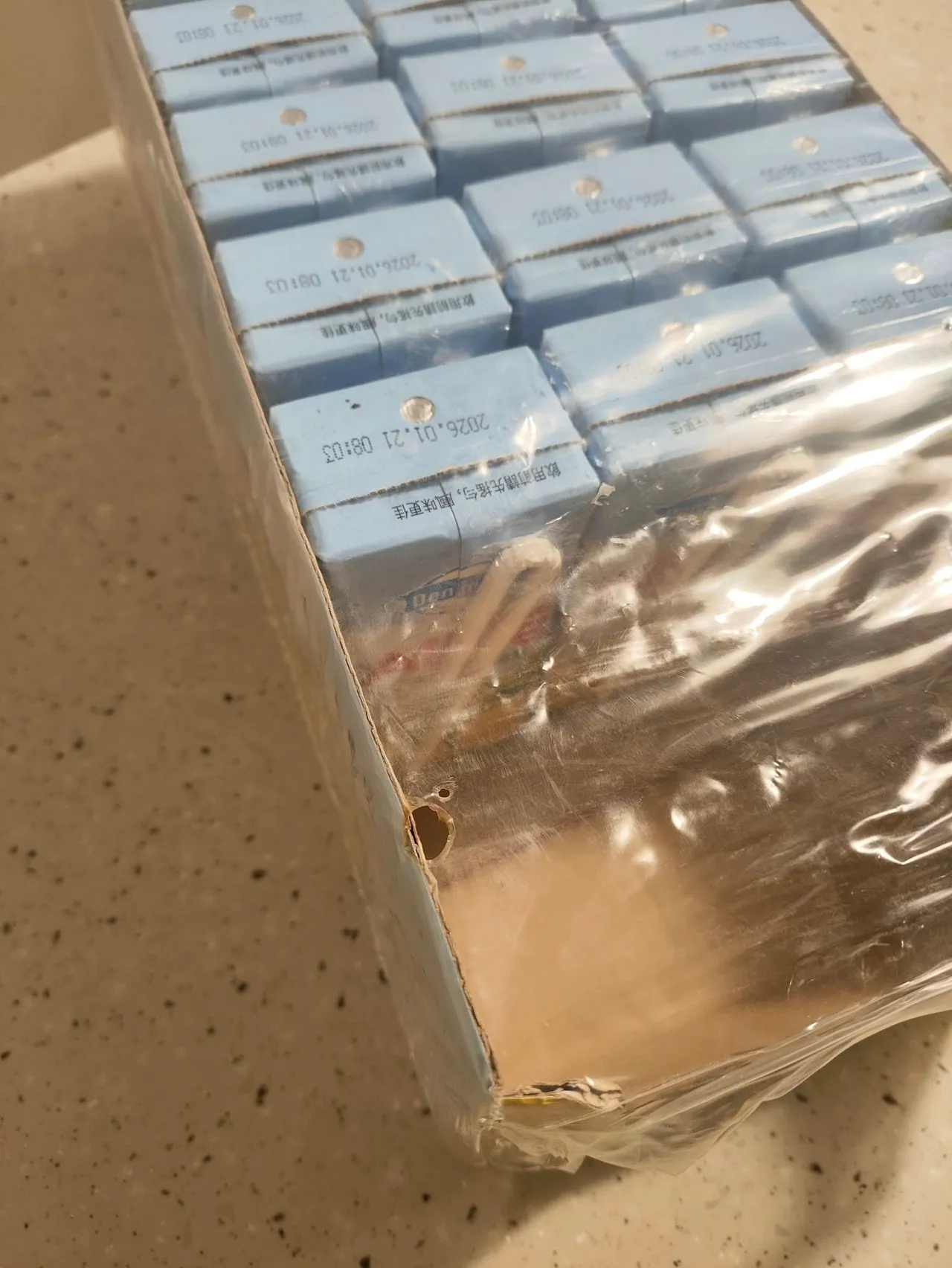 消费者发现好市多贩售的饮料中有插香痕迹,疑似是别人拜拜完退货的商品。翻摄自脸书社团Costco好市多 商品经验老实说